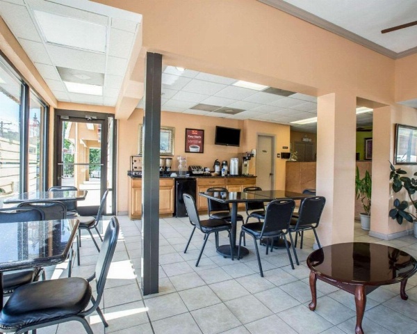 Econo Lodge Biltmore image 10