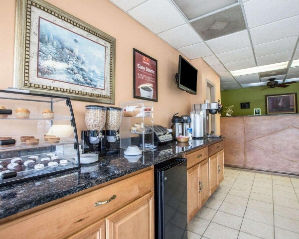 Econo Lodge Biltmore image 4