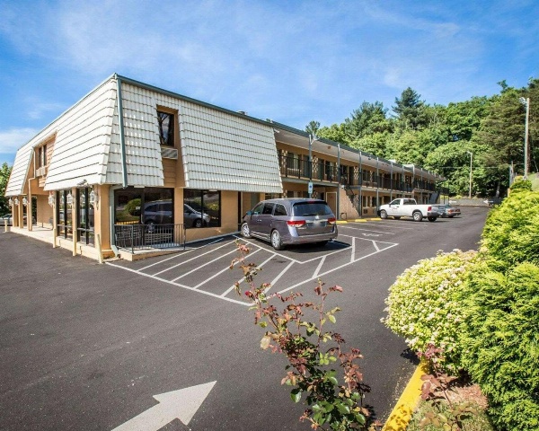 Econo Lodge Biltmore image 5